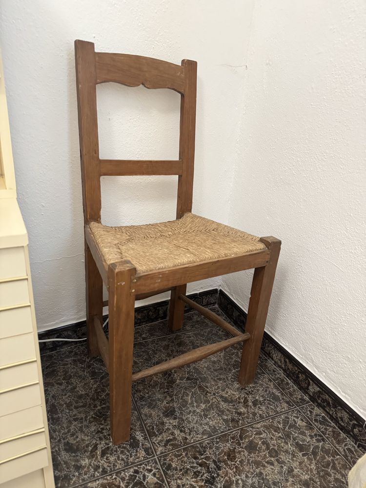 Vendo cadeira de madeira e palhinha