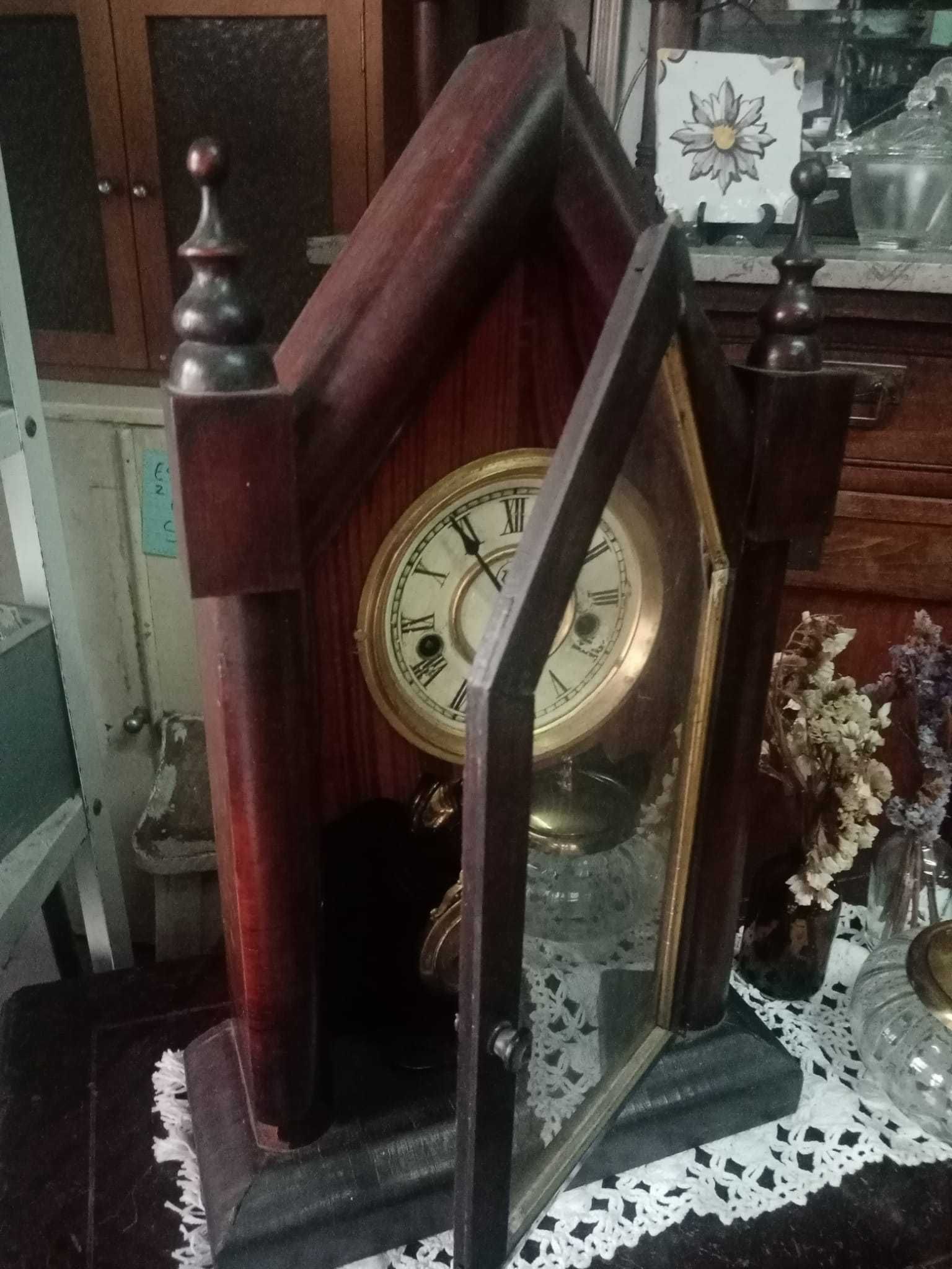 Relógio de pêndulo, em madeira esculpida (século XIX)