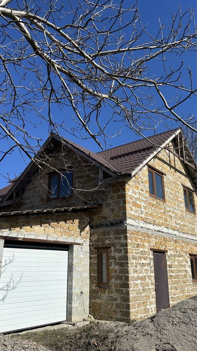 Прожаж 2х поверхового будинку з хлрошою локацією .