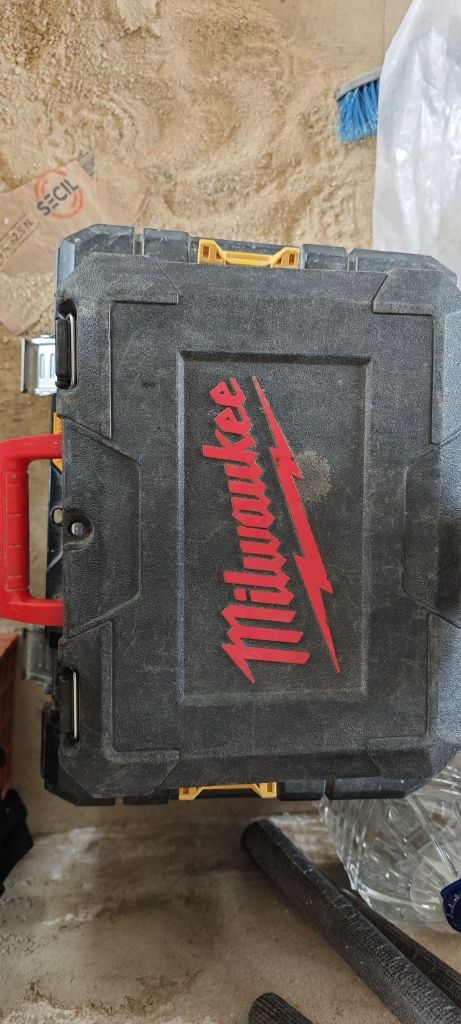 Nivel laser Milwaukee