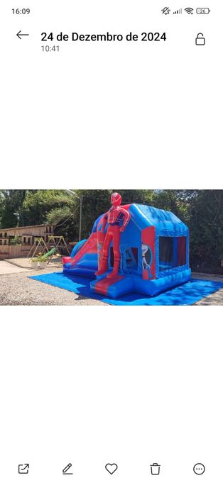 Insuflável unicórnio e homem aranha