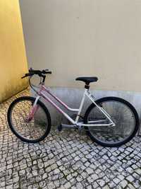 Bicicleta senhora com cesto amovivel