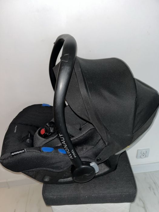 Dwa foteliki samochodowe