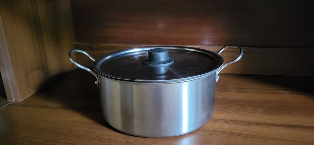 Продам новую кастрюлю 4л  , нерж.
