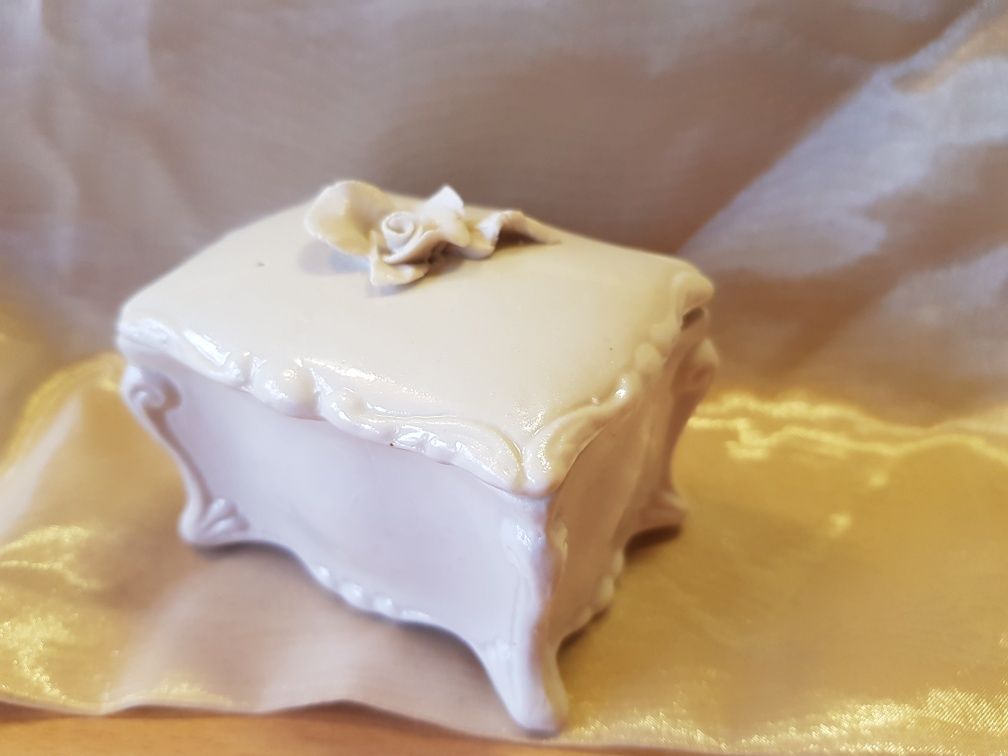 Puzderko pudełeczko porcelanowe ecru z różą