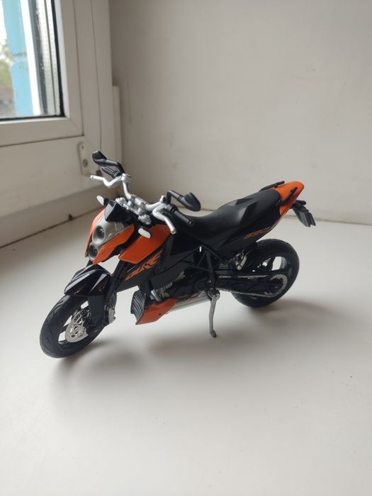 Мотоцикл duke 690 1:12