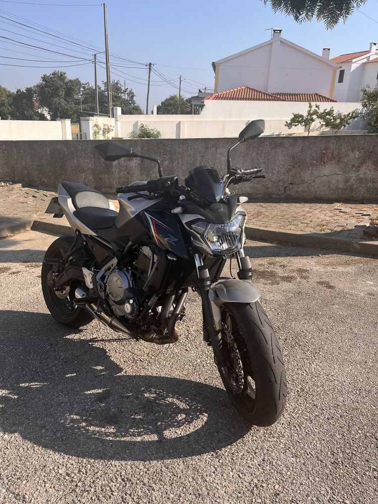 Kawasaki Z650 com apenas 10.500 km