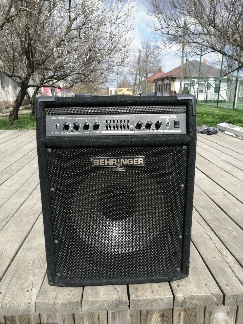 Комбик для бас гитары Behringer ultrabass BXL3000A. Басовая станция.