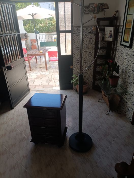 Bengaleiro e mesa de cabeceira