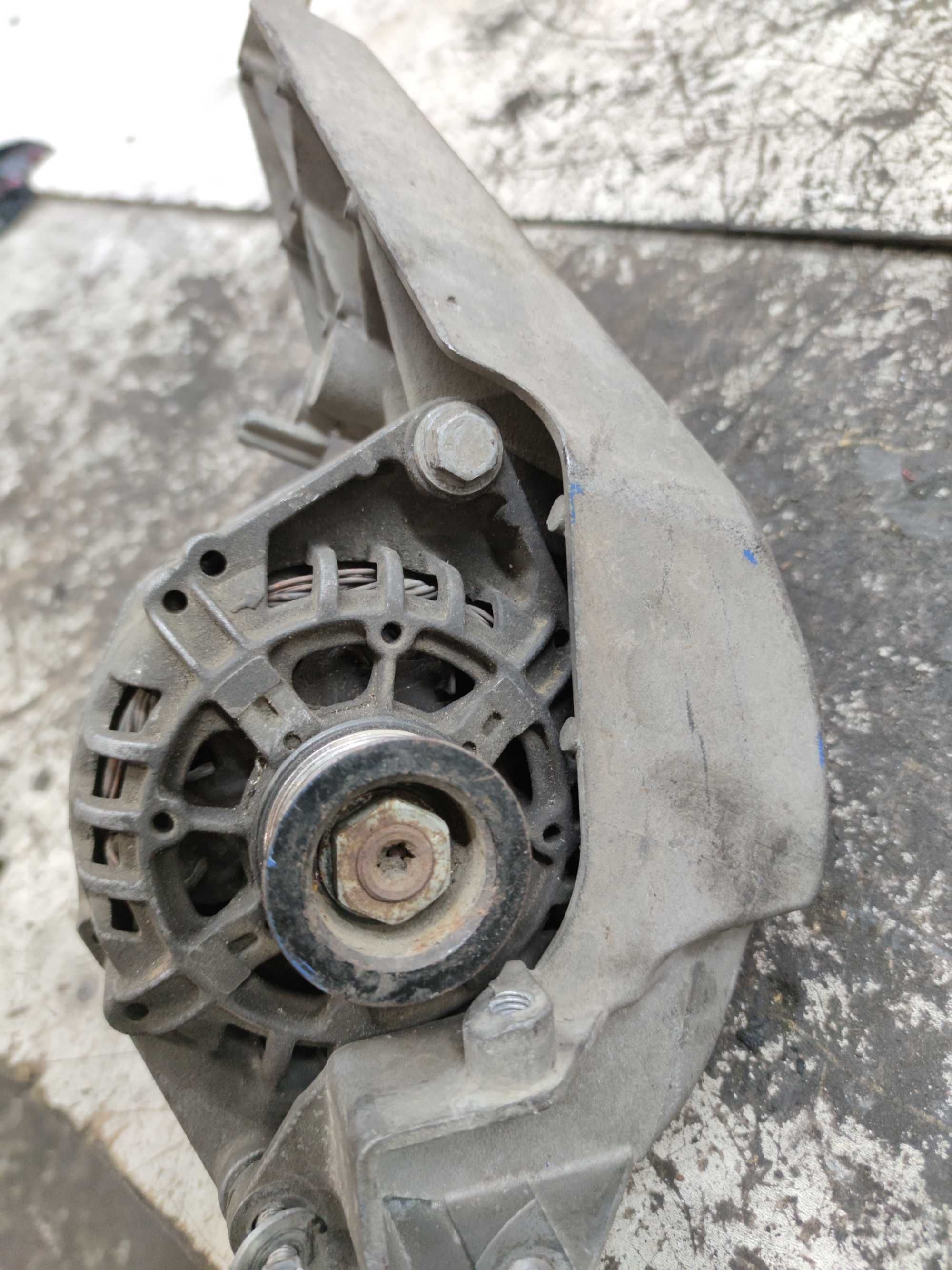 Opel Vectra B 1.6 Alternator Z Łapą Silnika Alternatora