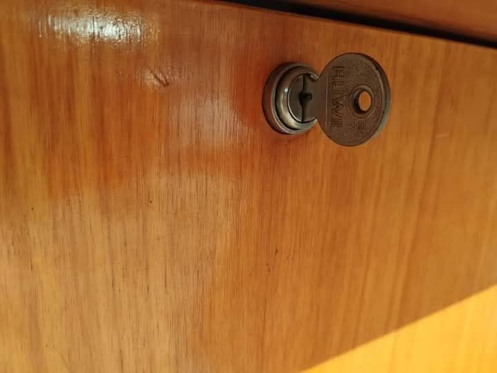 Móvel de sala com portas em vidro