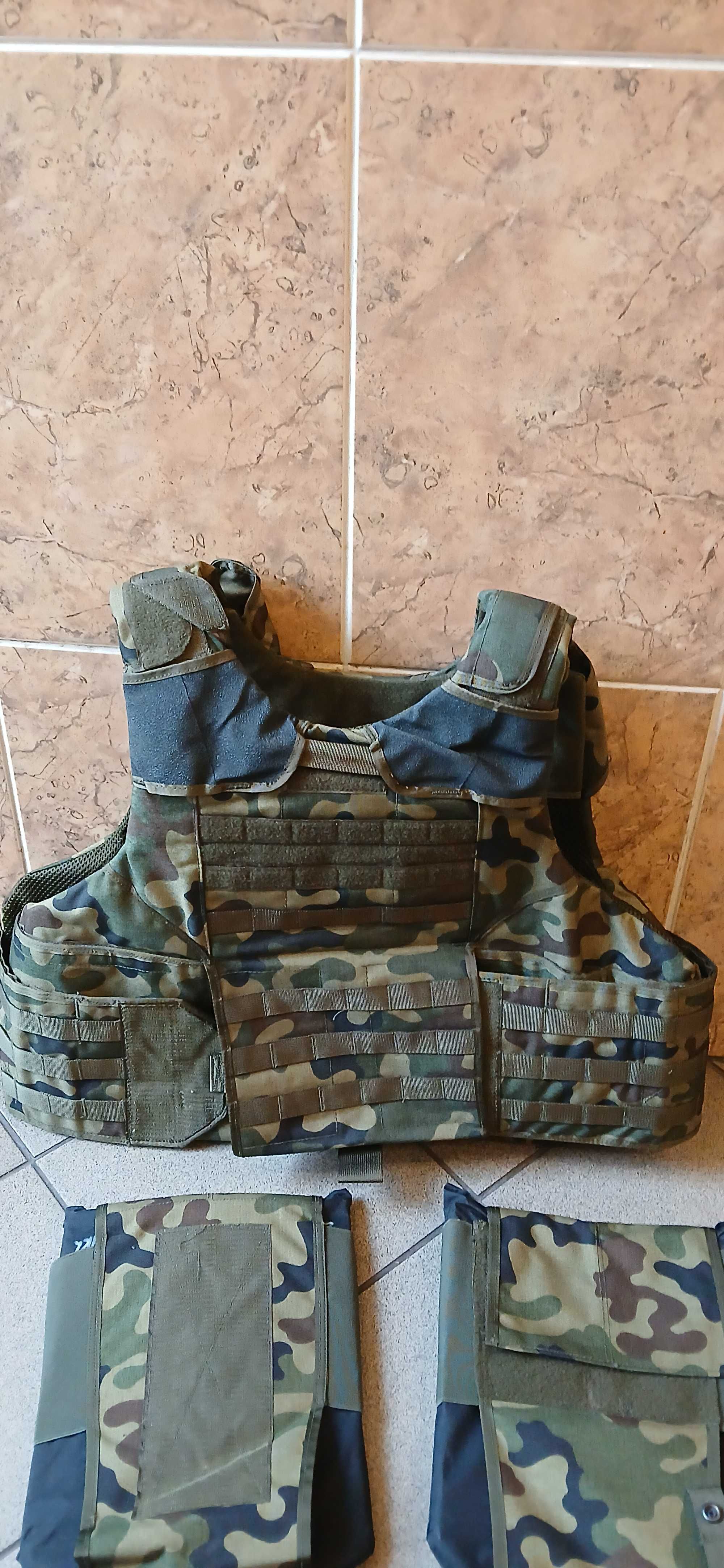 Uniwersalna kamizelka OCHRONNA KWM-02 wojskowa moro ew beżowy kolor