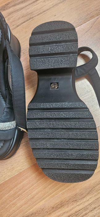 Босоножки новые стильные