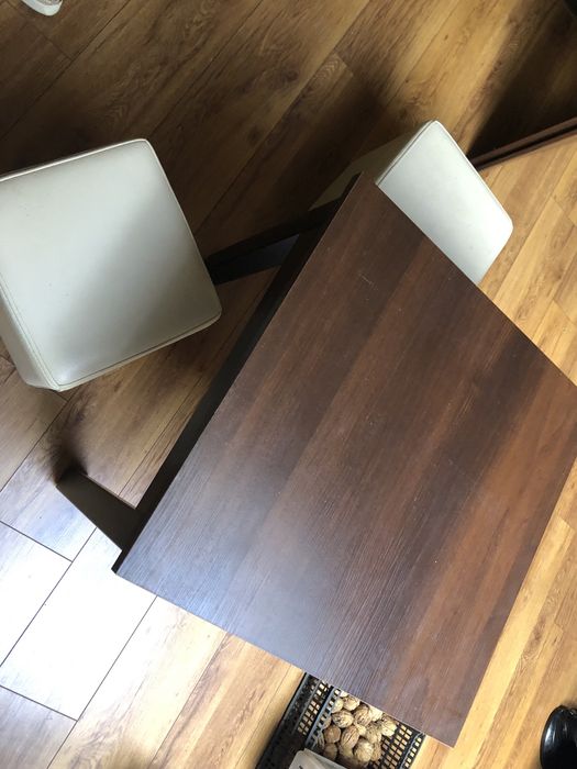 Brązowy stolik kawowy i dwie pufki białe