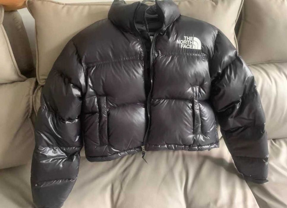 Trendy kurtka puchowa wysokotaliowa krótka w małym rozmiarze