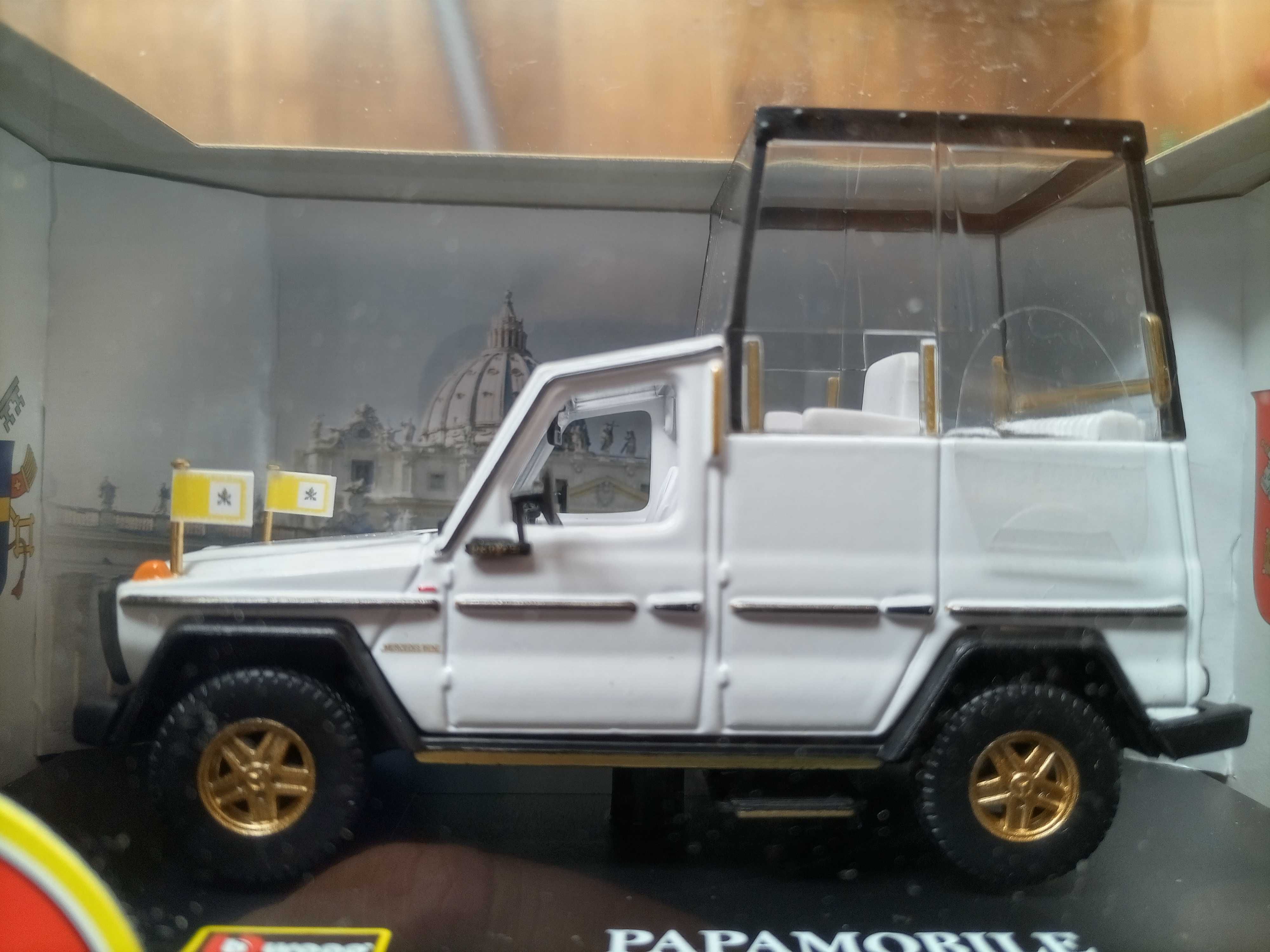 Miniatura PapaMóvel Mercedes G230 | Escala 1:43 | Burago