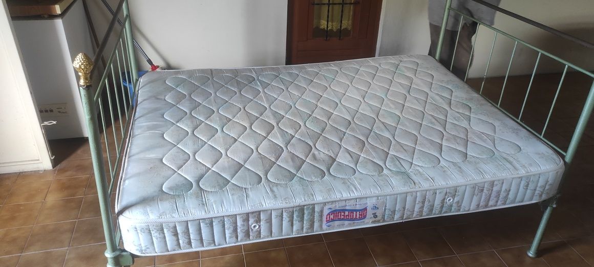 Cama de ferro  antiga