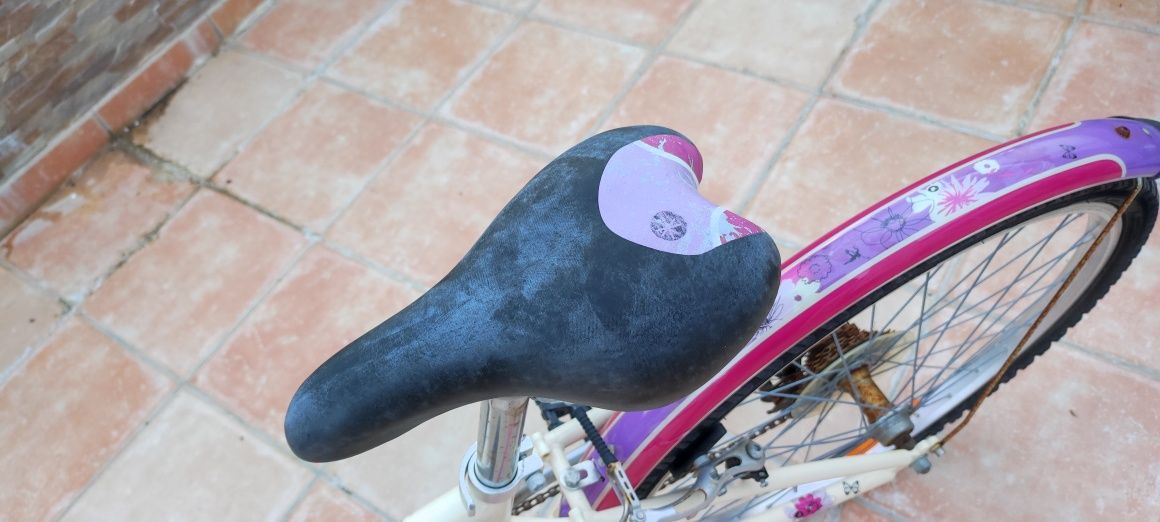 Bicicleta de cidade em creme e rosa
