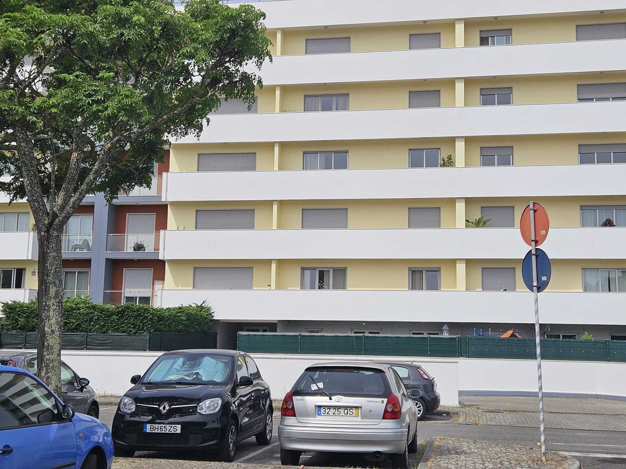 Apartamento T2 com 115m² junto à Quinta do Cerrado em Carnaxide