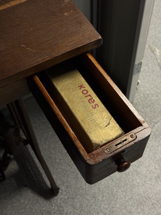 Máquina de costura antiga Singer com mesa