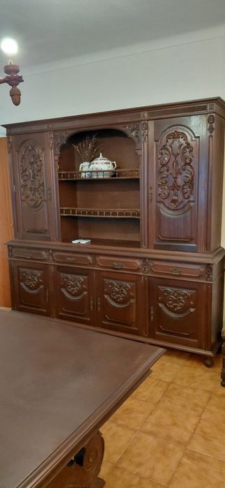 Vendo conjunto de sala incluindo mesa com 4 cadeiras e móvel de sala