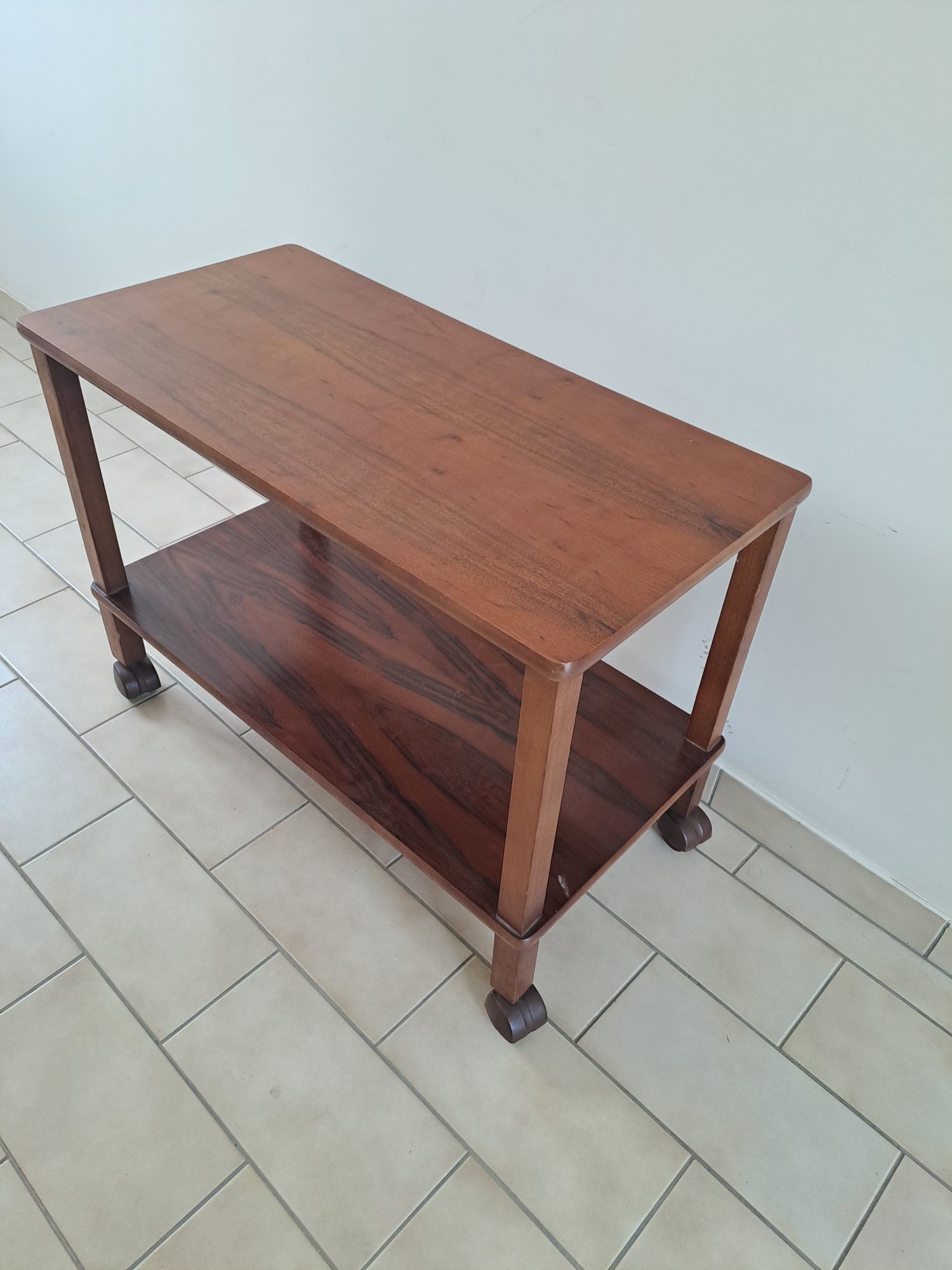 Mesa em mogno com rodas