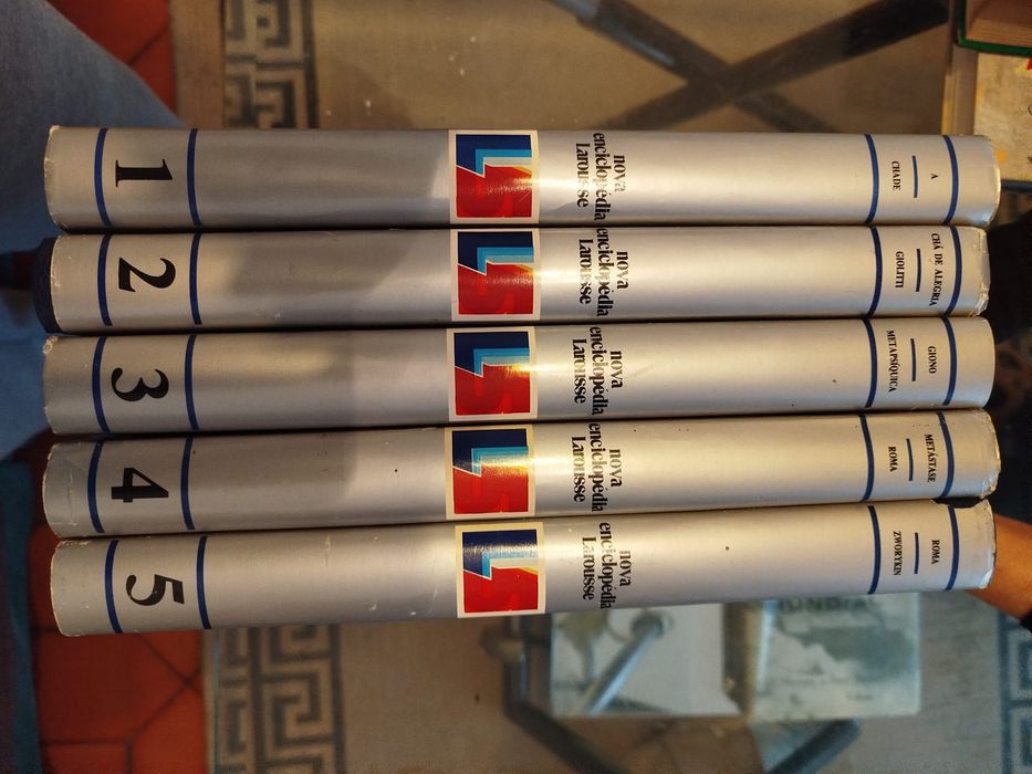 Enciclopédias 5 volumes
Volume 1-2-3-4-5 capa em papel, capa principal