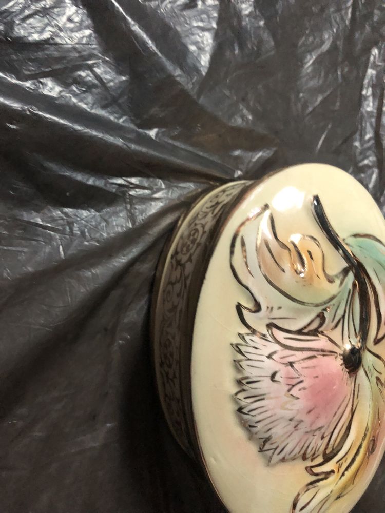 Guarda joias em porcelana muito antigo