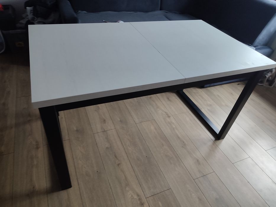 Stół rozkladany do salonu