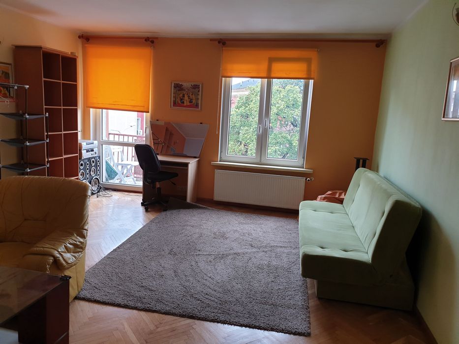 Duży pokój w trzypokojowym mieszkaniu