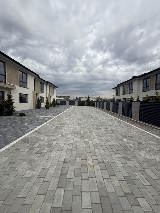 Продаж двухповерхового таунхаусу.