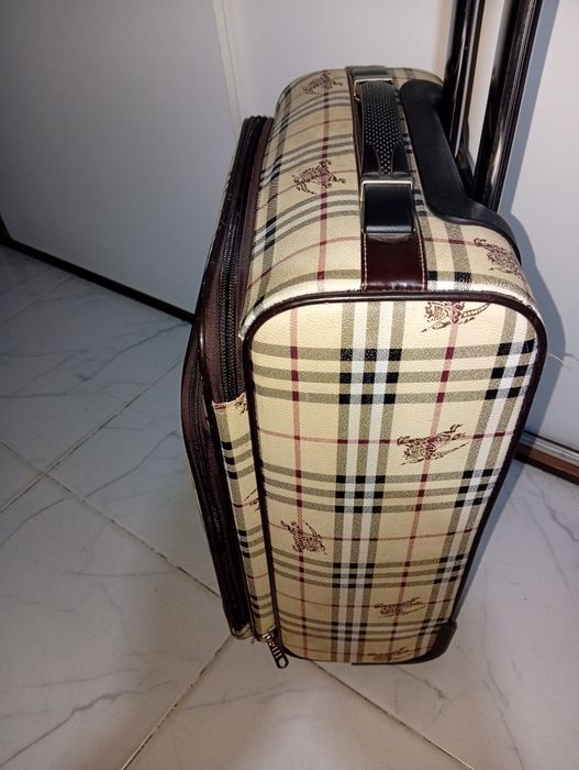 Чемодан на колесах с ручкой 40 литров