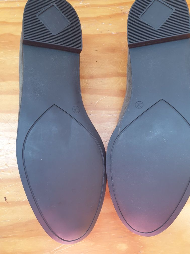 Sapatos em pele confortáveis .