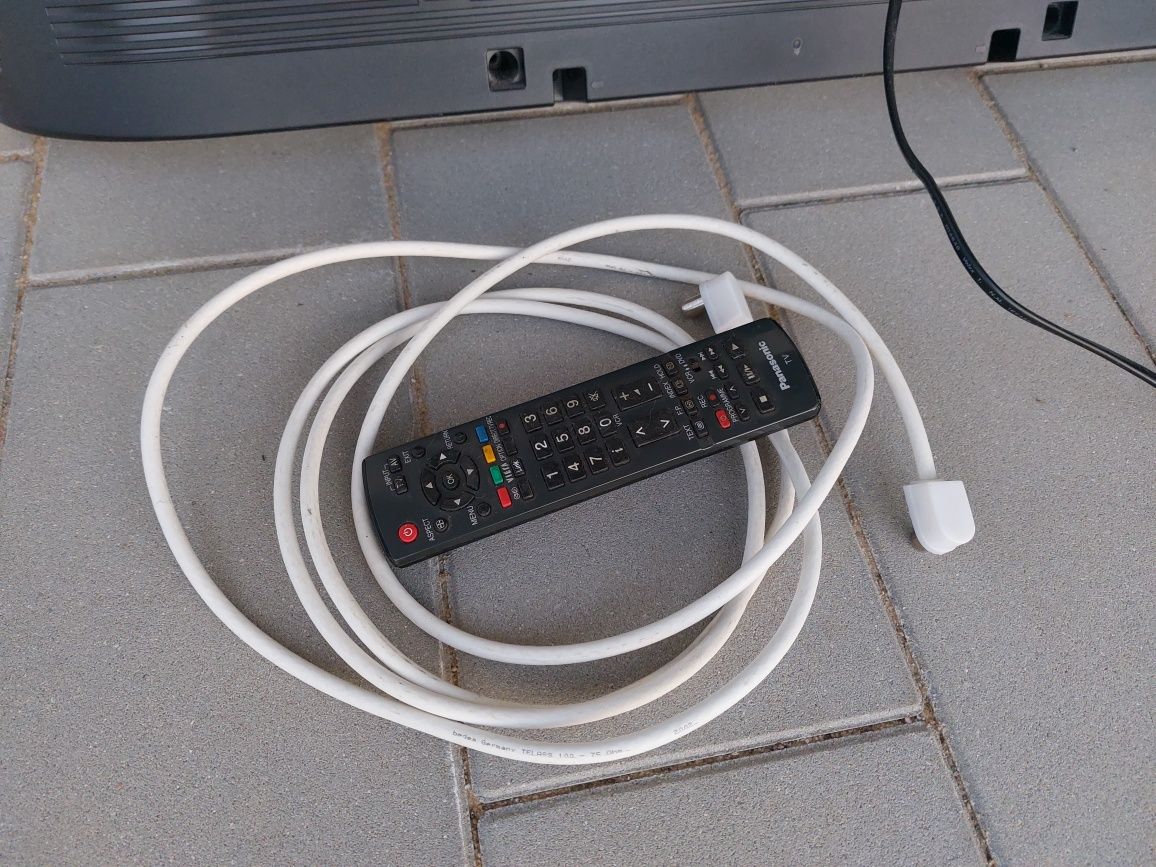 Telewizor LCD Panasonic 32" TX-32LE8FA z pilotem i kablem antenowym Pń