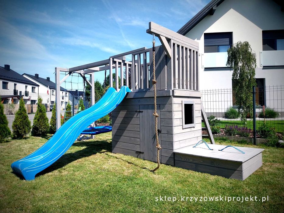 Plac zabaw, domek dla dzieci, huśtawka, zjeżdżalnia, piaskownica.