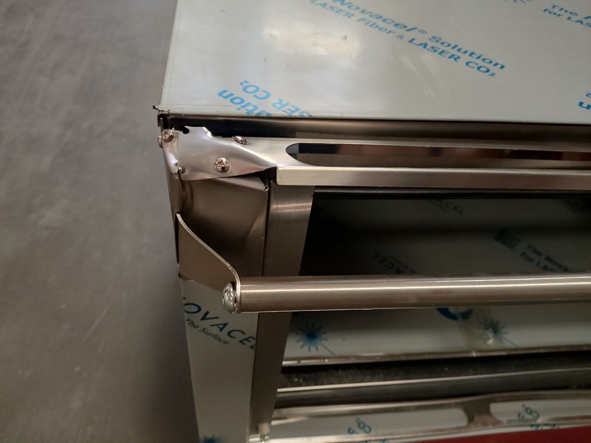 Forno novo com porta partida