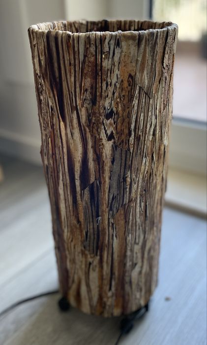 Candeeiro de Chão com Folha de Bananeira Natural – Luz Ambiente Deco