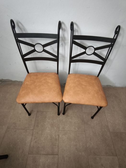 Mesa Antiga de madera roda de carro e 4 cadeiras