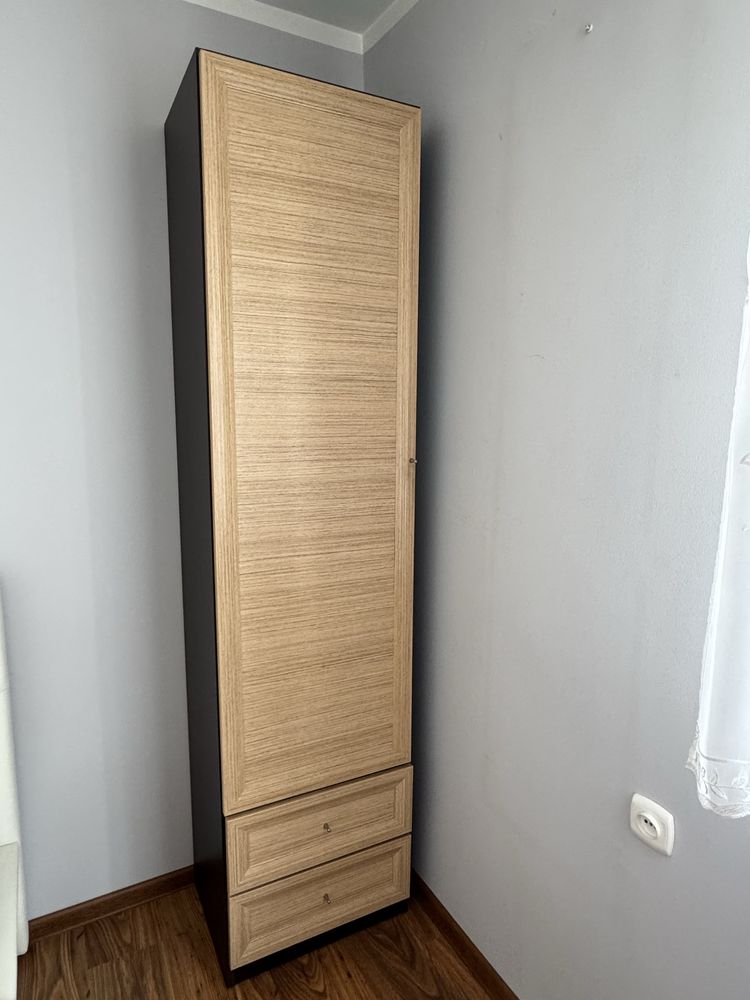 Komda i szafa z półkami
