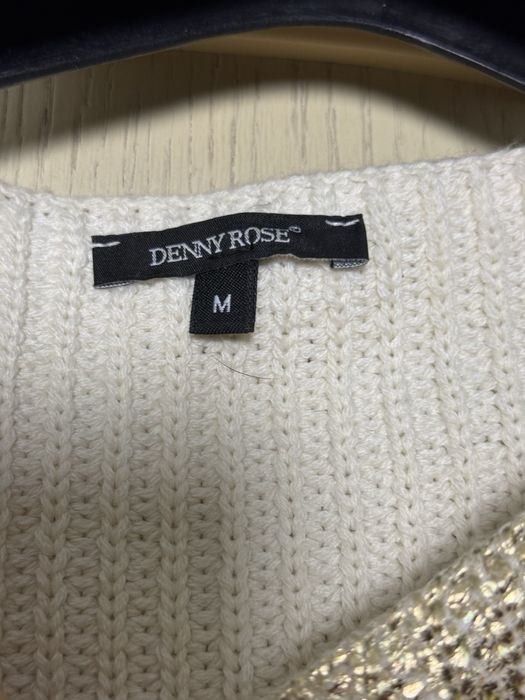 Золотая кофта вязаная с брошью Denny rose