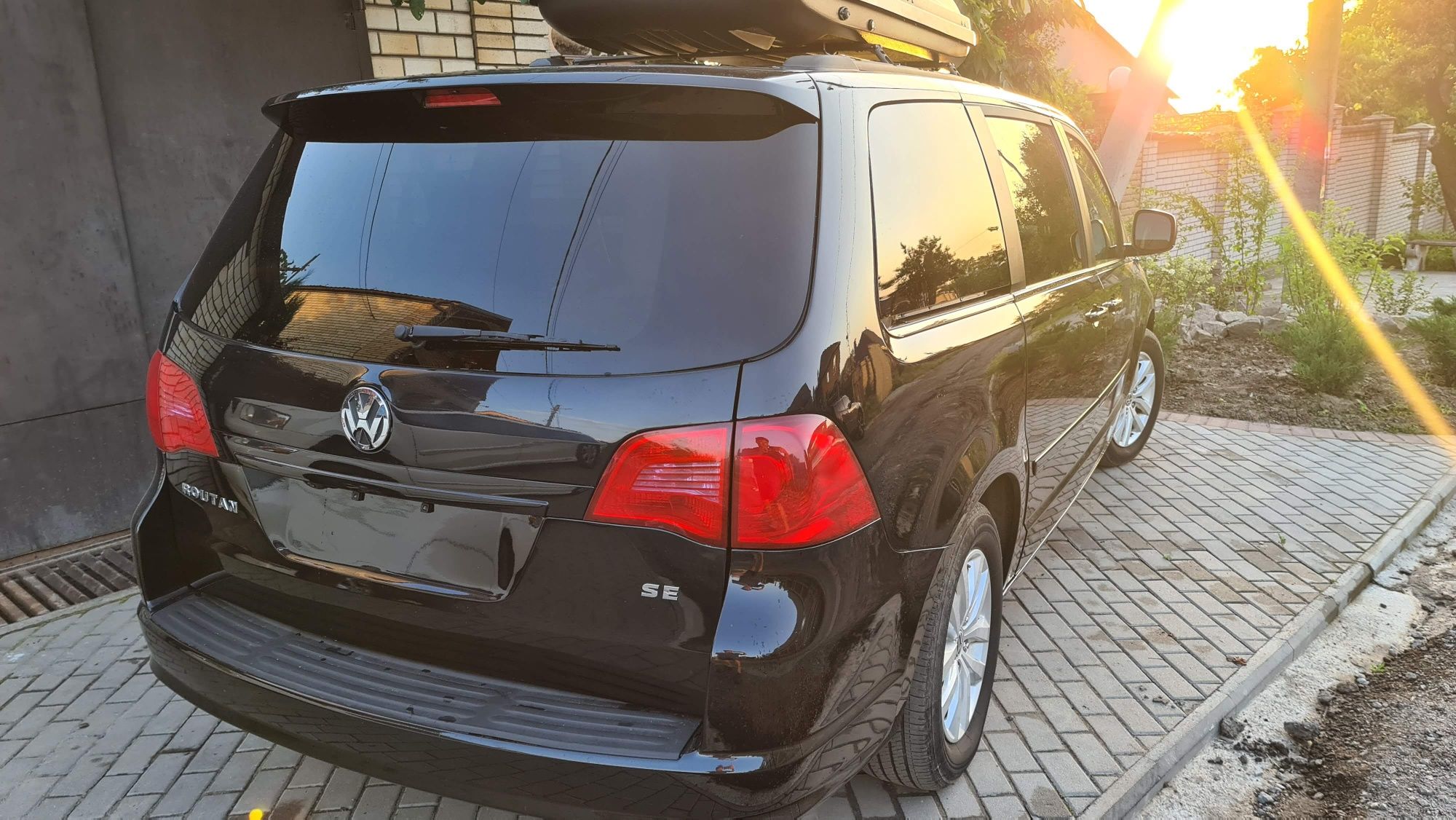 авто Volkswagen Routan 2012