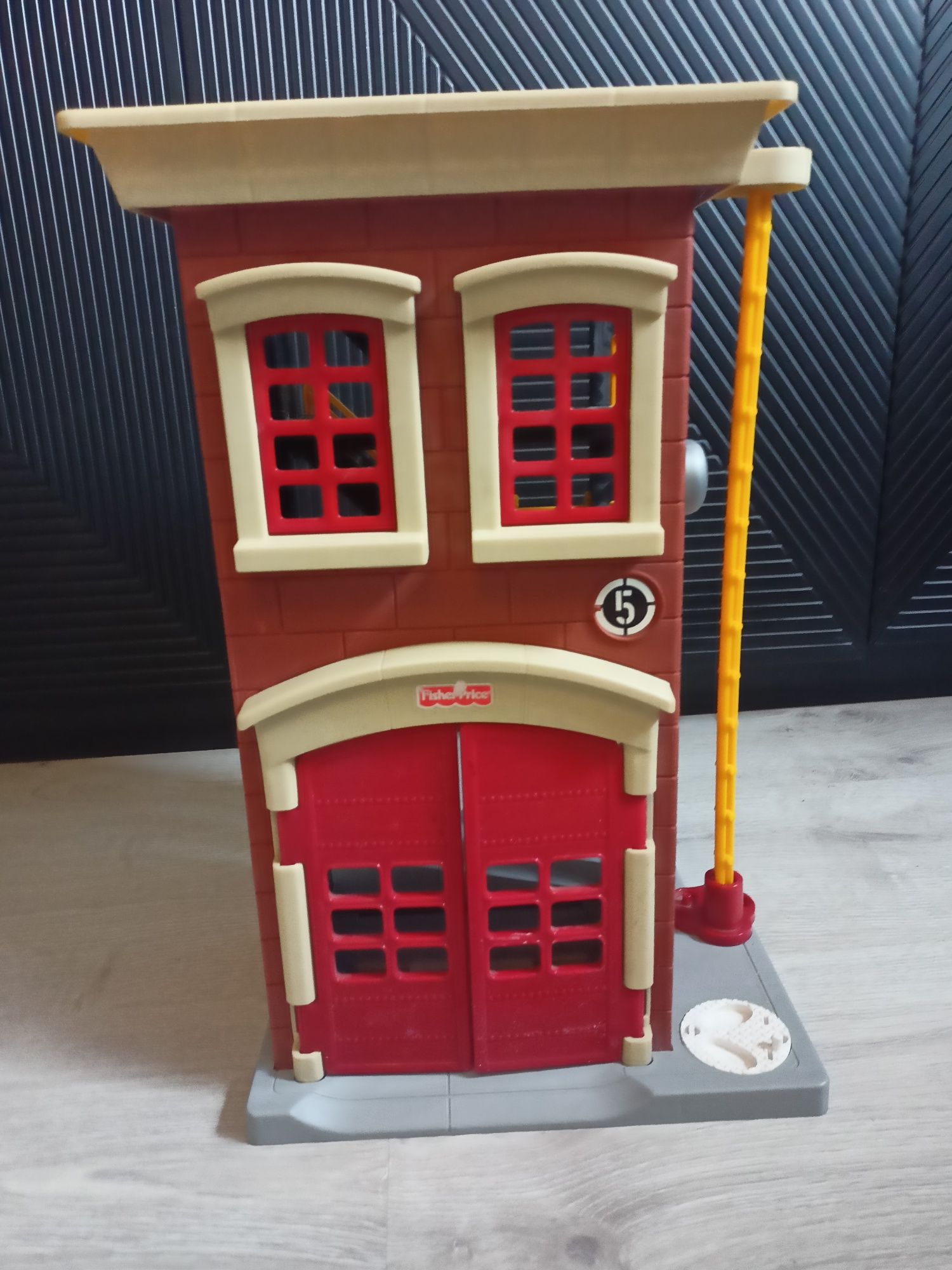 Remiza strażacka Fisher  Price i 2 wozy