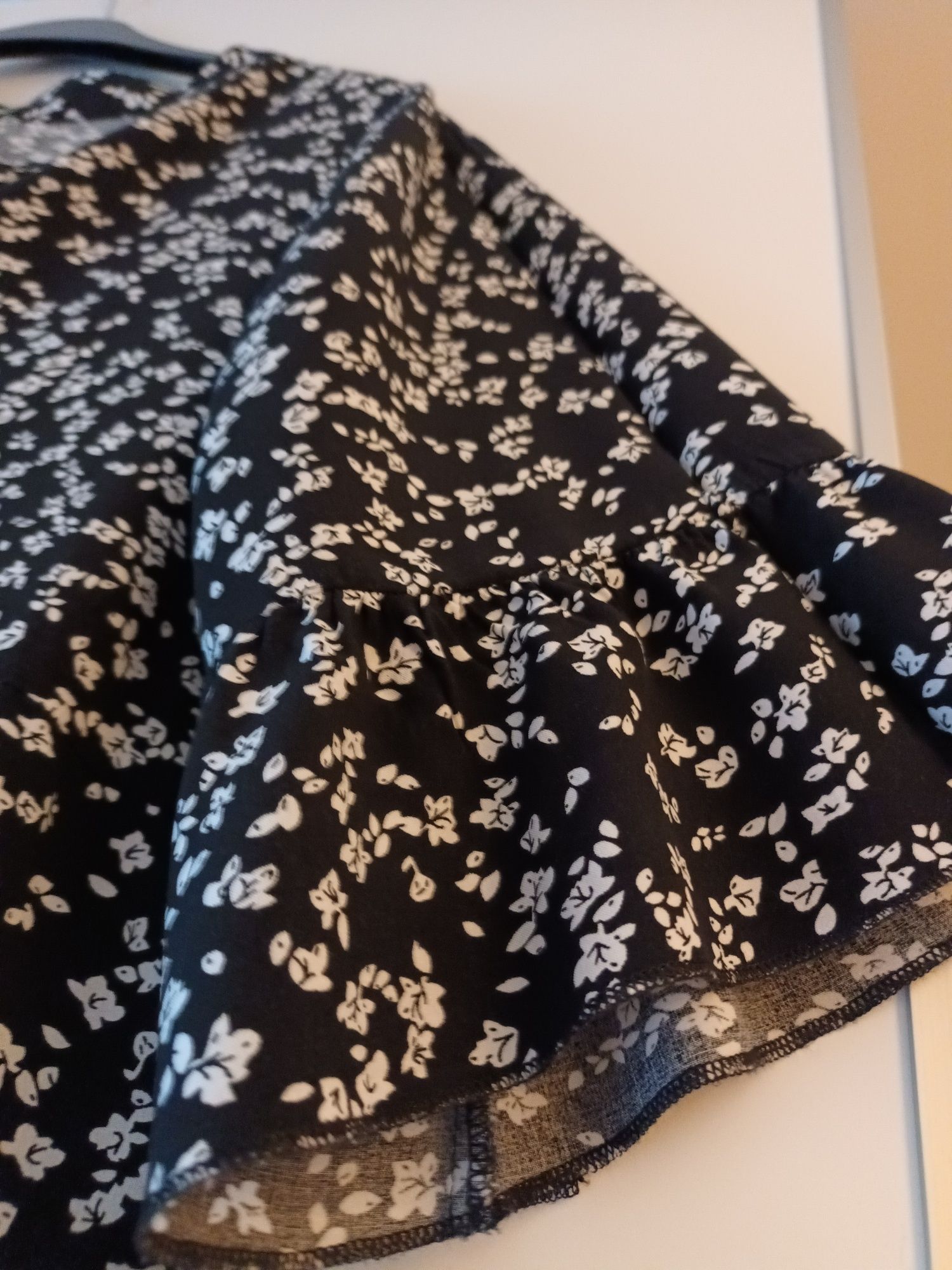 Vestido curto preto com pequenas flores brancas