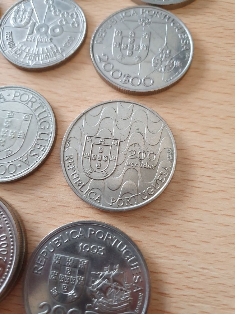 Coleção especial de moedas em escudos