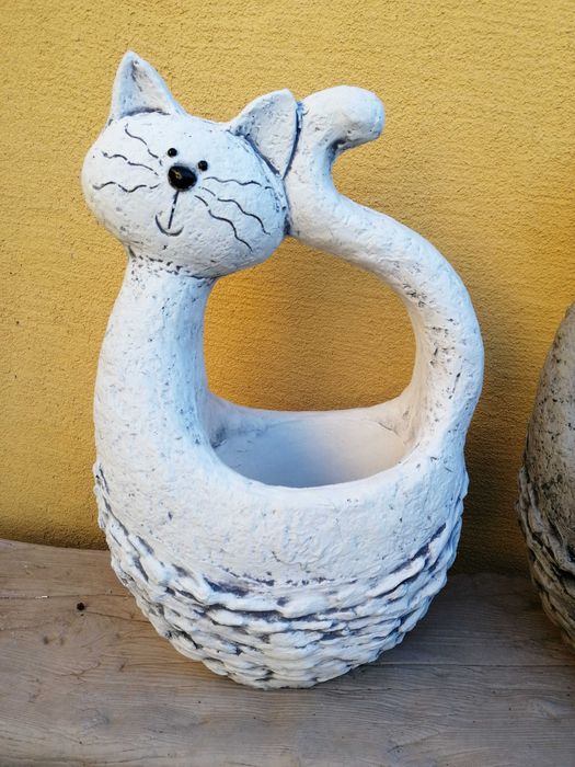 Zewnętrzna betonowa donica w kształcie kota