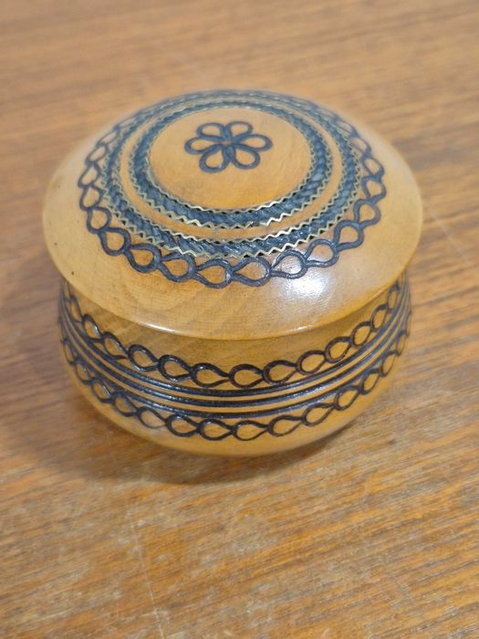 Drewniana zdobiona okrągła szkatułka, pudełko PRL