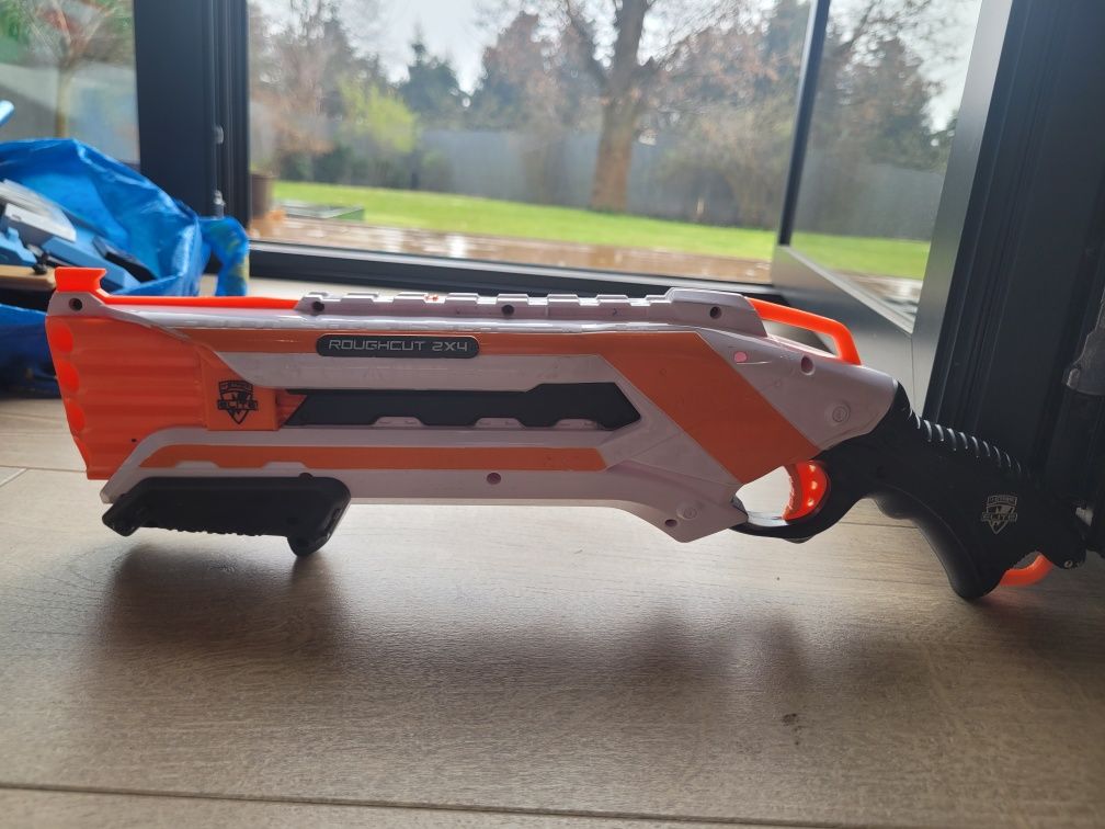 Pistolety Nerf Strongarm oraz Roughcut 2x4+17 strzałek