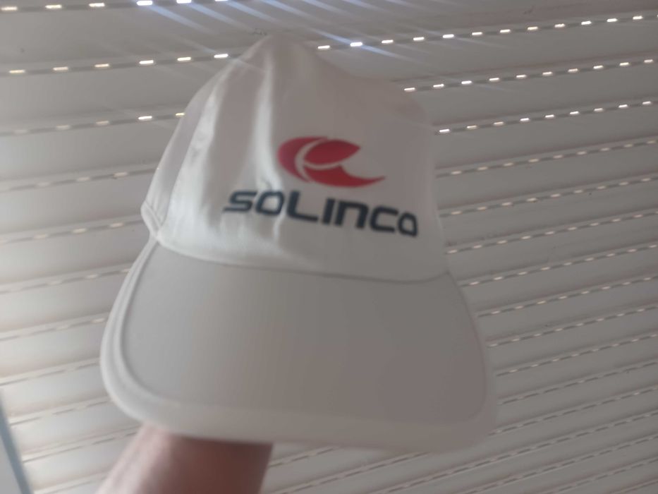 Bonés de marca novos ou utilizados 1 ou 2 vezes