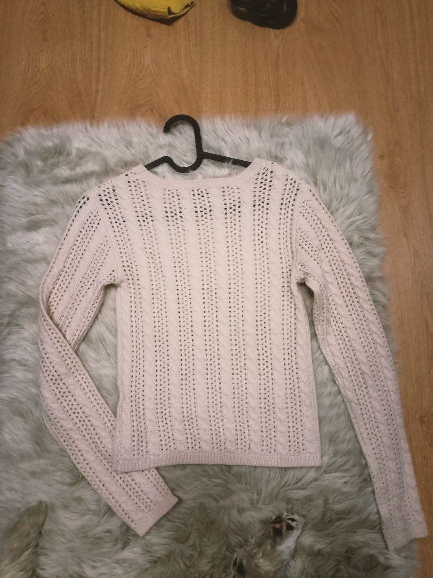 Jasnoróżowy sweter