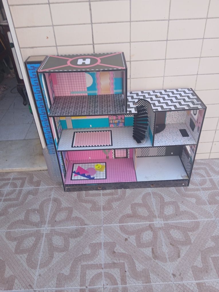 Casinha de bonecas  com alguns adereços